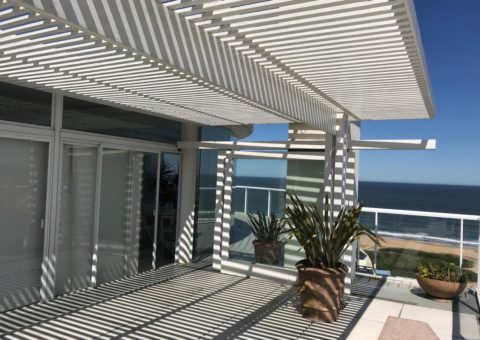 Pérgola para galería de Penthouse, realizada en aluminio tubular blanco, zona Playa Brava Punta del Este