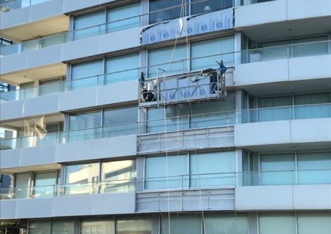 Fachada de edificio forrado en Alucobond, zona Península Punta del Este