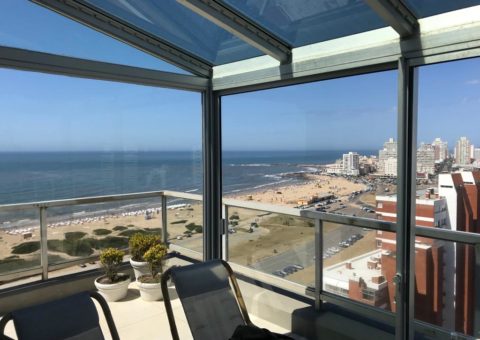 Cerramiento de balcón realizado en techo de cristal y aberturas en aluminio, zona Playa Brava Punta del Este