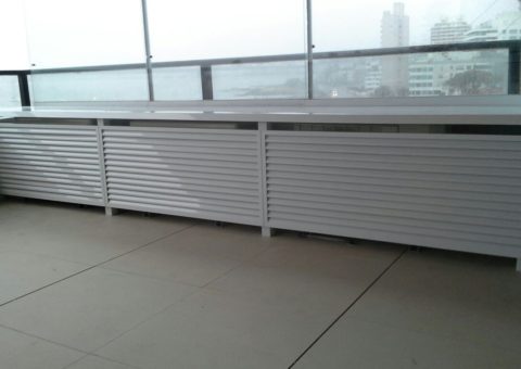 Cerramiento de ventilación para aires acondicionados en aluminio blanco, zona Península Punta del Este