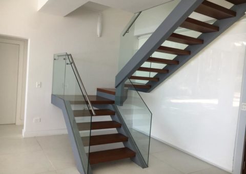 Baranda de escalera de cristales templados laminados con sentriglass de seguridad y pasamano de aluminio, zona Laguna del Sauce