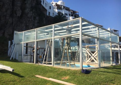 Cerramiento para piscina realizado en techo de Isopanel y aberturas en aluminio, zona Casa Pueblo Punta Ballena.